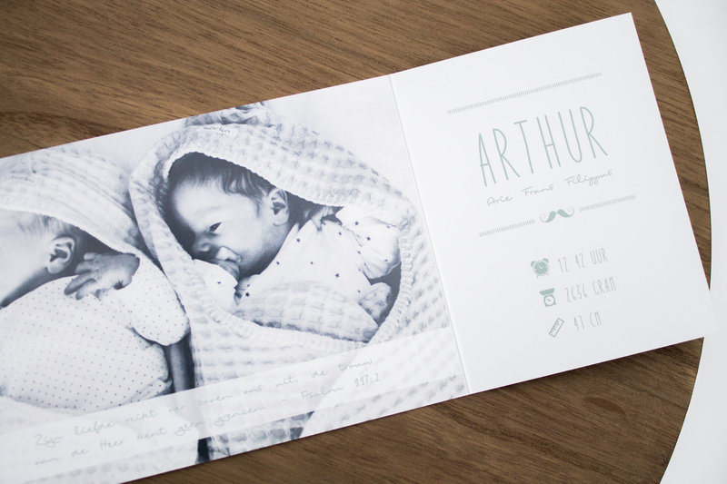 Binnenzijde met zwart-wit foto tweeluik geboortekaartje Arthur & Sophie