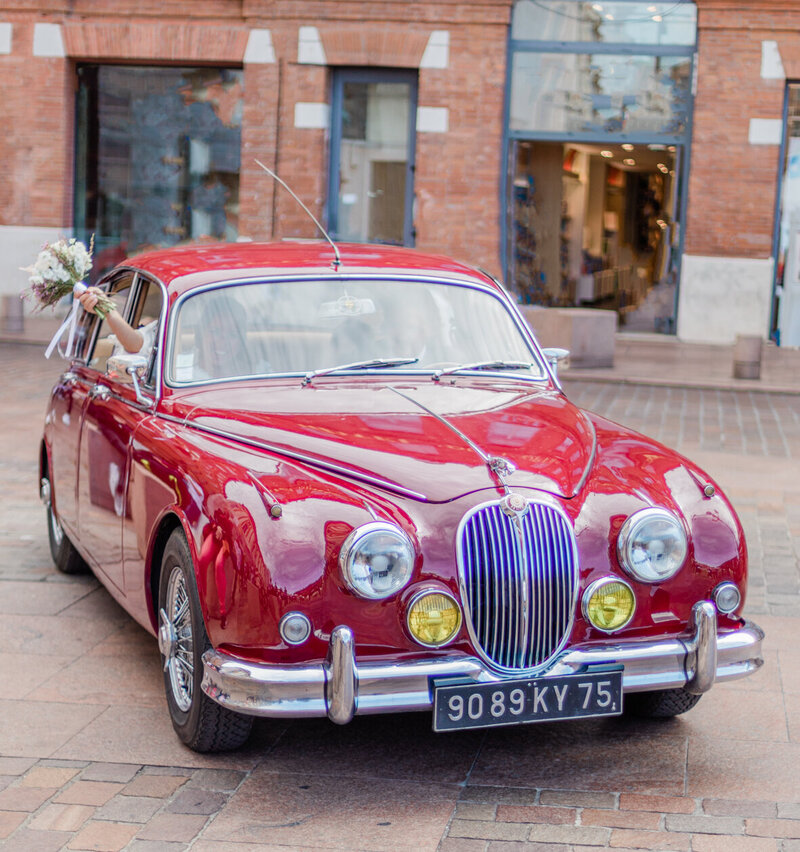 Photo couple mariage Toulouse place du Capitole  Jaguar