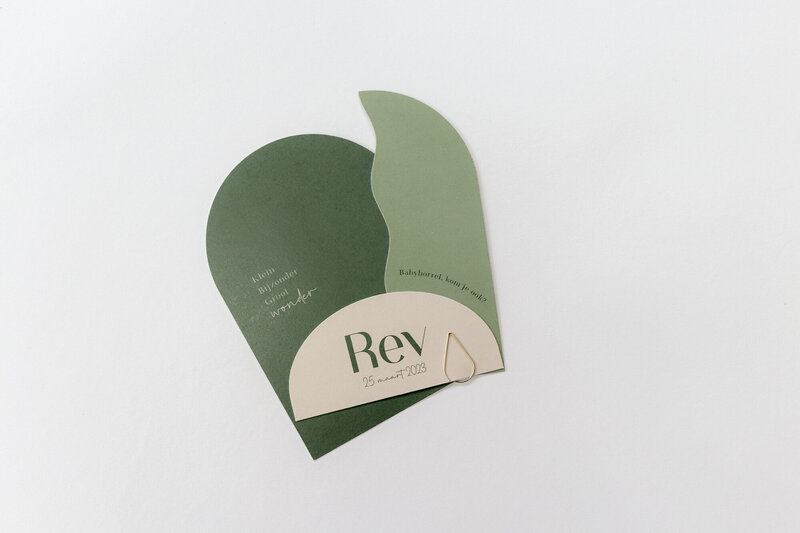 Halfrond-geboortekaartje-Rev-jongen-in-groen-beige-met-labels-7