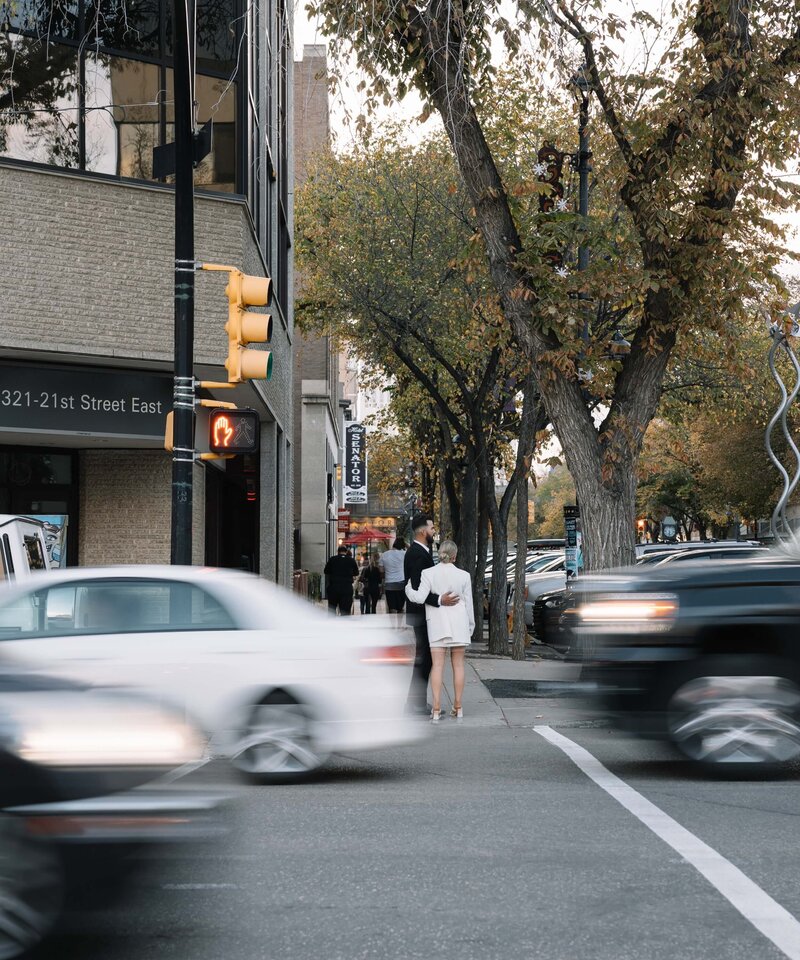 downtown-street-couple-nika-helgeson-photography