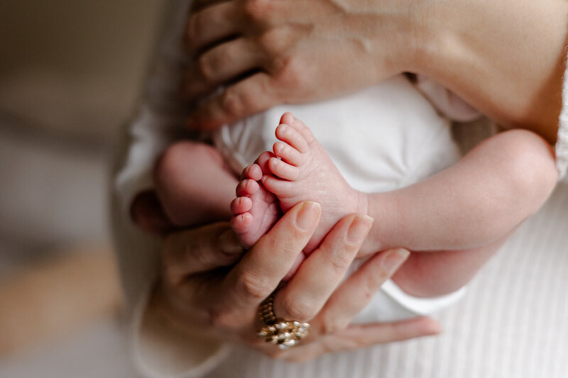Newborn shoot thuis Babyvoetjes in mama's handen
