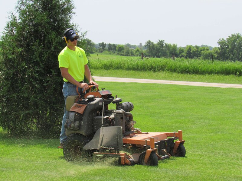 Cedar-Rapids-Iowa-lawn-mowing-services-Supreme-Green-IMG_0400