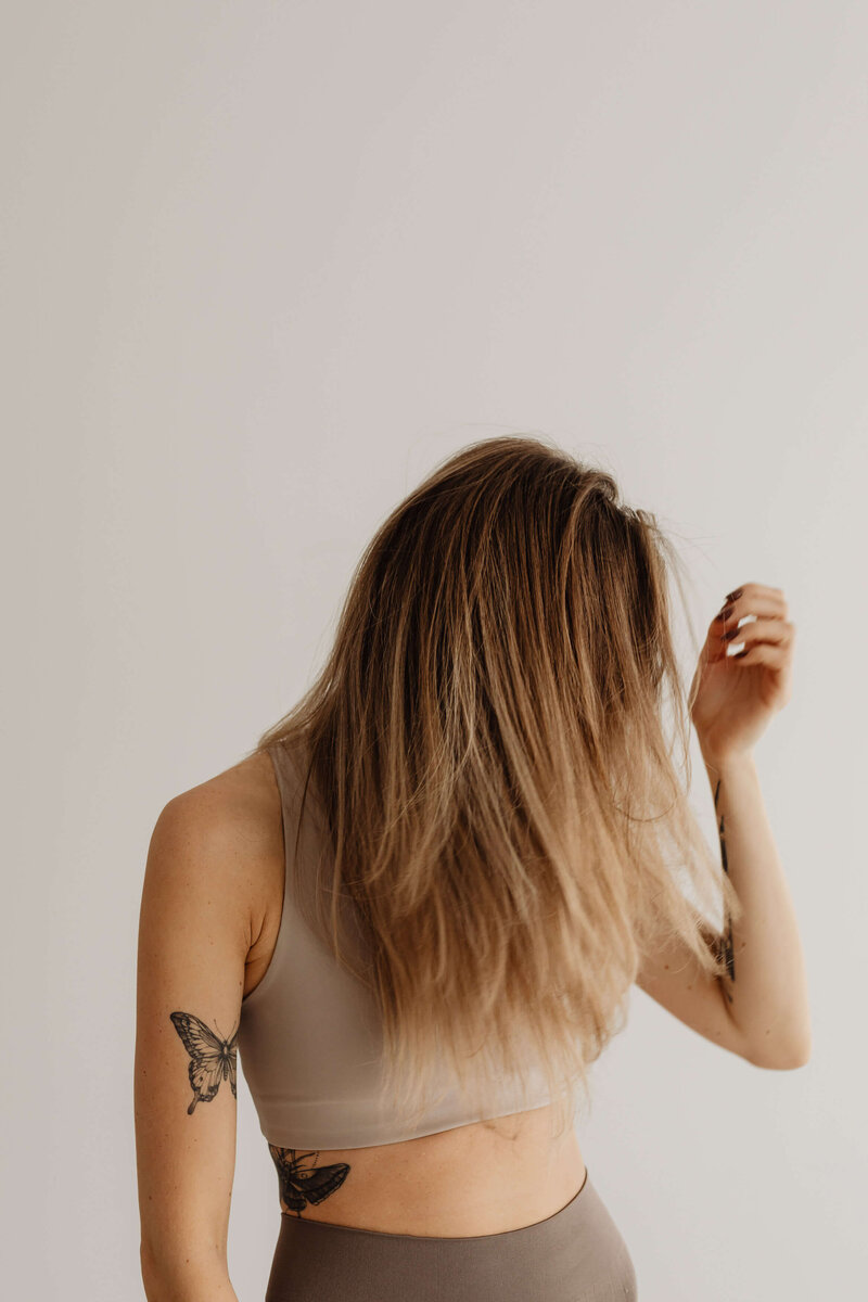 kaboompics_young-adult-woman-long-blonde-hair-yoga-or-fitness-outfit-28622