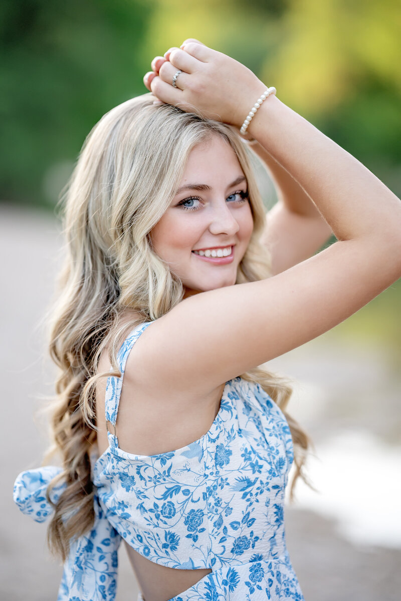 senior_girl_photography_in_field_15