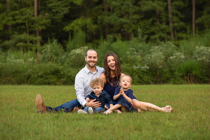 Mom, dad and children sitting at Forest Ridge Park with Susan VanNess Photography,
