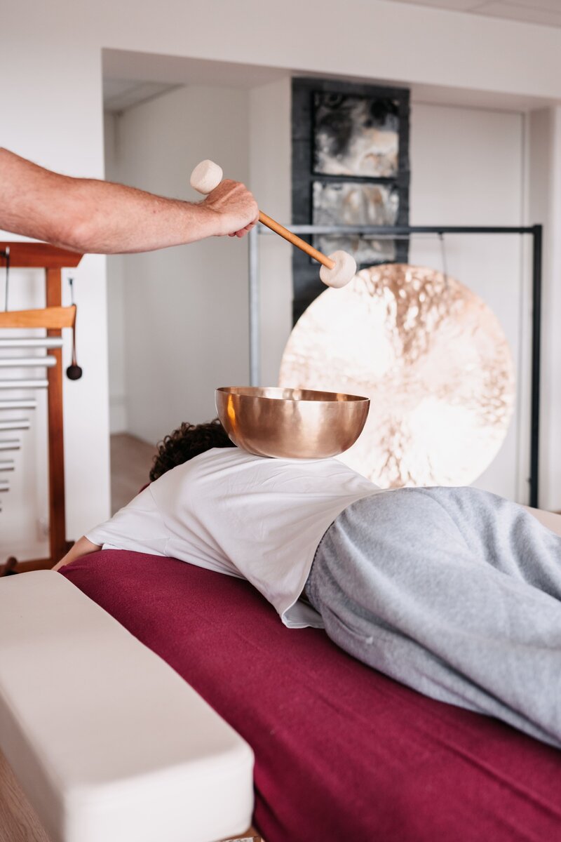 Séance de massage sonore, utilisation des bols thérapeutiques
