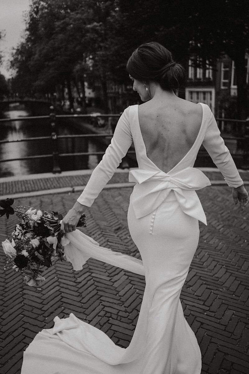 Bruid op een brug in de stad Amsterdam