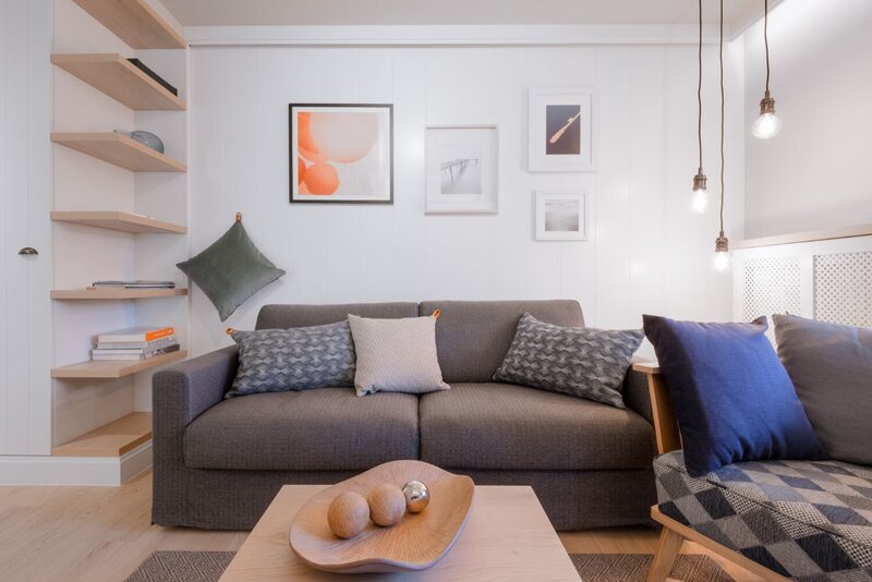 Ansicht des gemütlichen Wohnbereichs mit Sofa und Sessel.