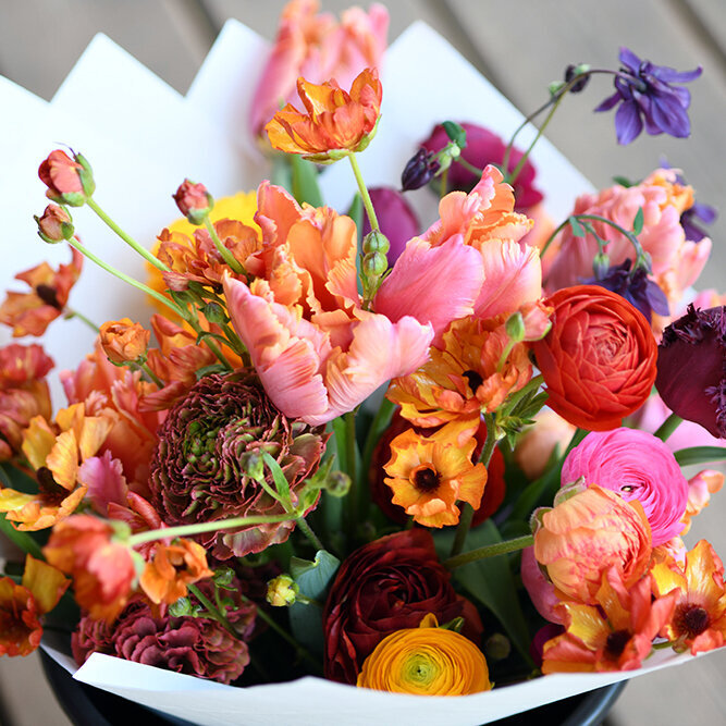 Spring bouquet fillet with tulips, ranunculus and columbines - Fleuris Studio & Blooms
