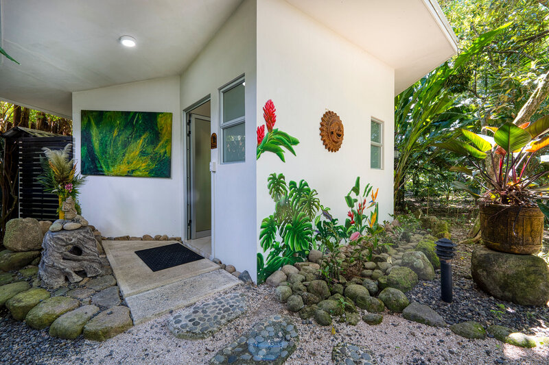 Mango Cottage - queen bed private bathroom - kitchenette -- Synergy (3)