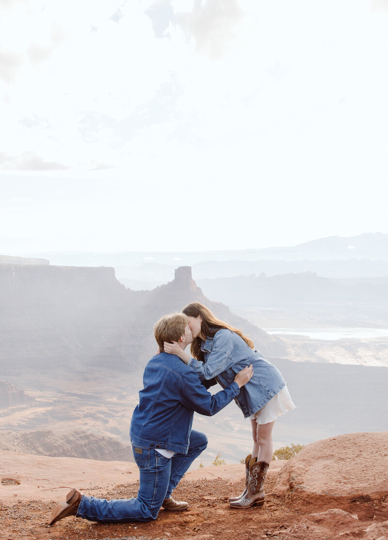 Boyfriend gets down on one knee in Dead Horse Point State Park to propose to his girlfriend 