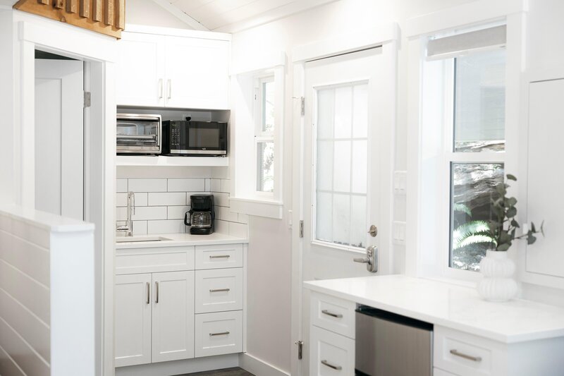 SurfsInn_CedarB_Kitchen