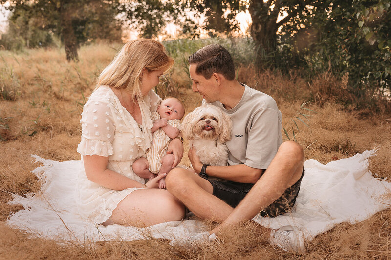 Newborn fotoshoot buiten met hond