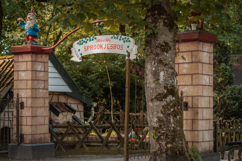 Het sprookjesbos in Sprookjeshof met kleurrijke huisjes, sprookjesfiguren en konkelende paadjes tussen het groen, ontworpen voor jonge kinderen en gezinnen. 