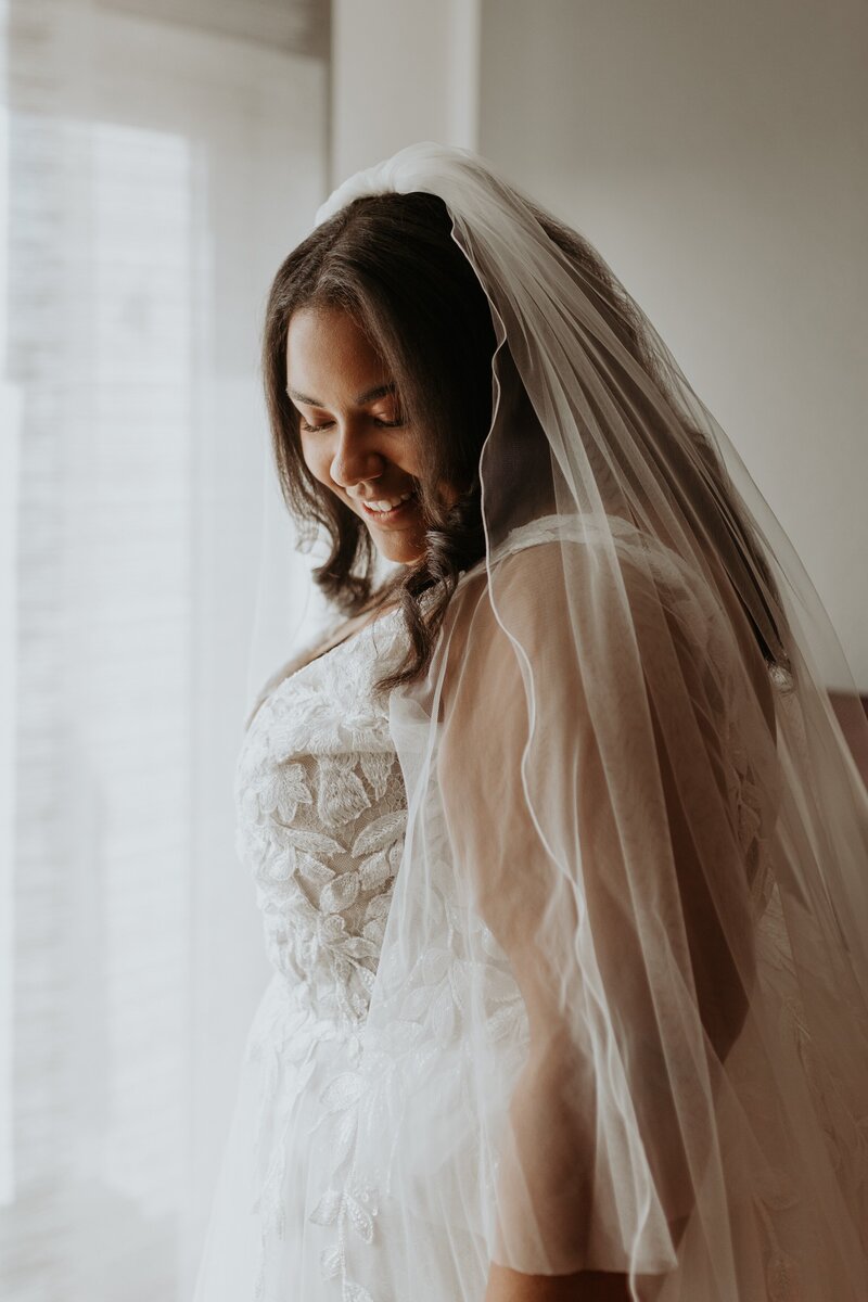 Braut am Fenster bei ihrer Hochzeit in Bergisch Gladbach