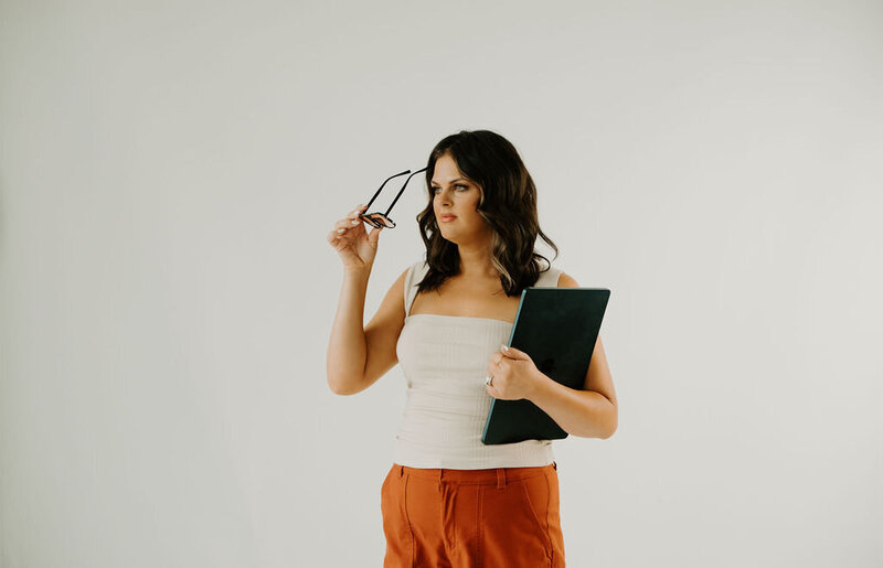 Step-by-step marketing system for online coaches to go from chaos to clarity to cash with The Slate Method