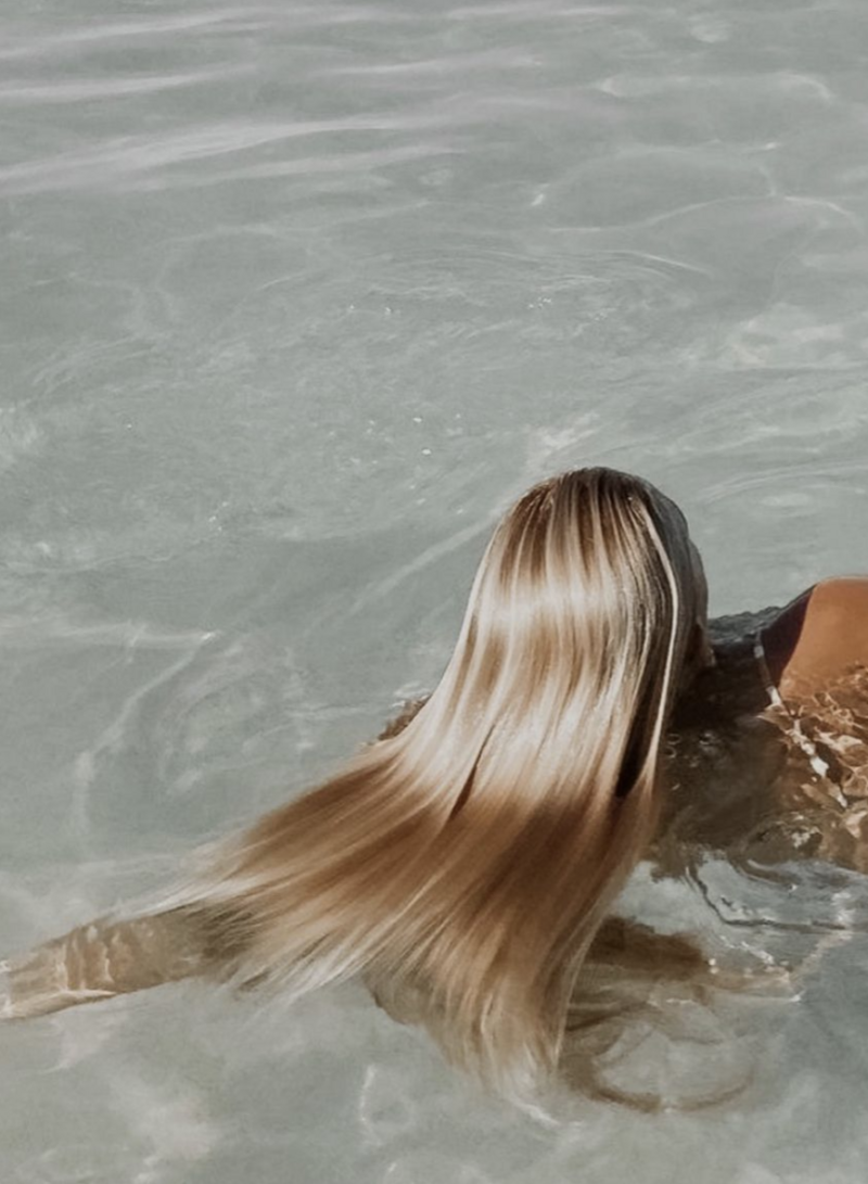 fille dans une piscine cheveux long