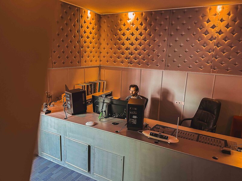 Earforce-Geluidsstudio-Amsterdam-Audio-Post-Voiceover-Geluidsproducties-muziek-podcast-webinar-studio-1-audioengineer