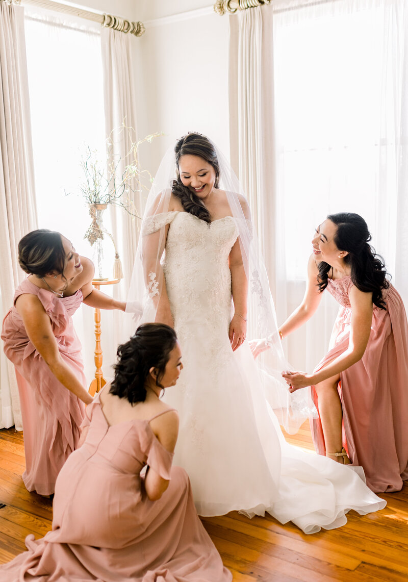 Bride with bridesmaids, final touches