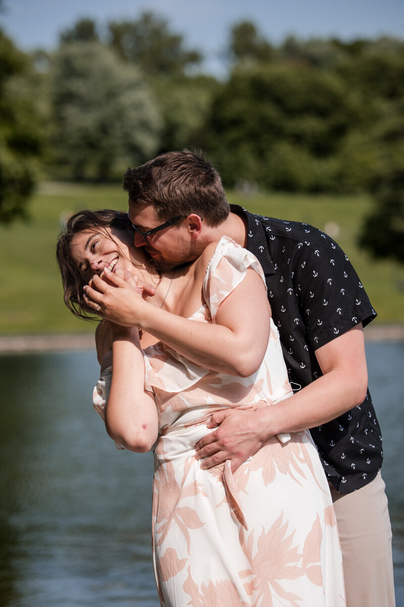 Couple amoureux au Lac des Castors Montréal - Photographe de fiançailles et de mariage Montréal