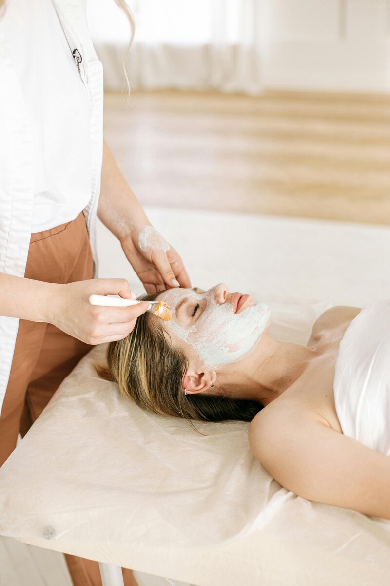 Client receiving a rejuvenating facial at Beauty Oasis MTL in Montreal