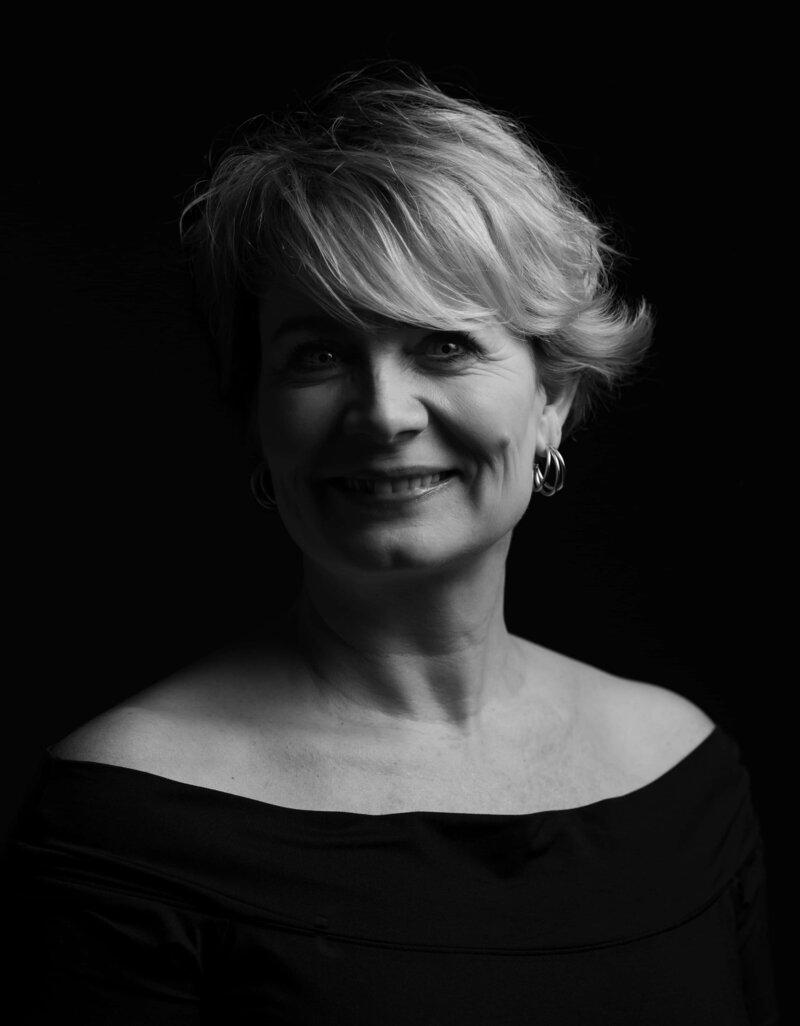 Karaktervol portret van een vrouw in de studio, met zachte belichting en een pure uitstraling door Studio 2Shoot.
