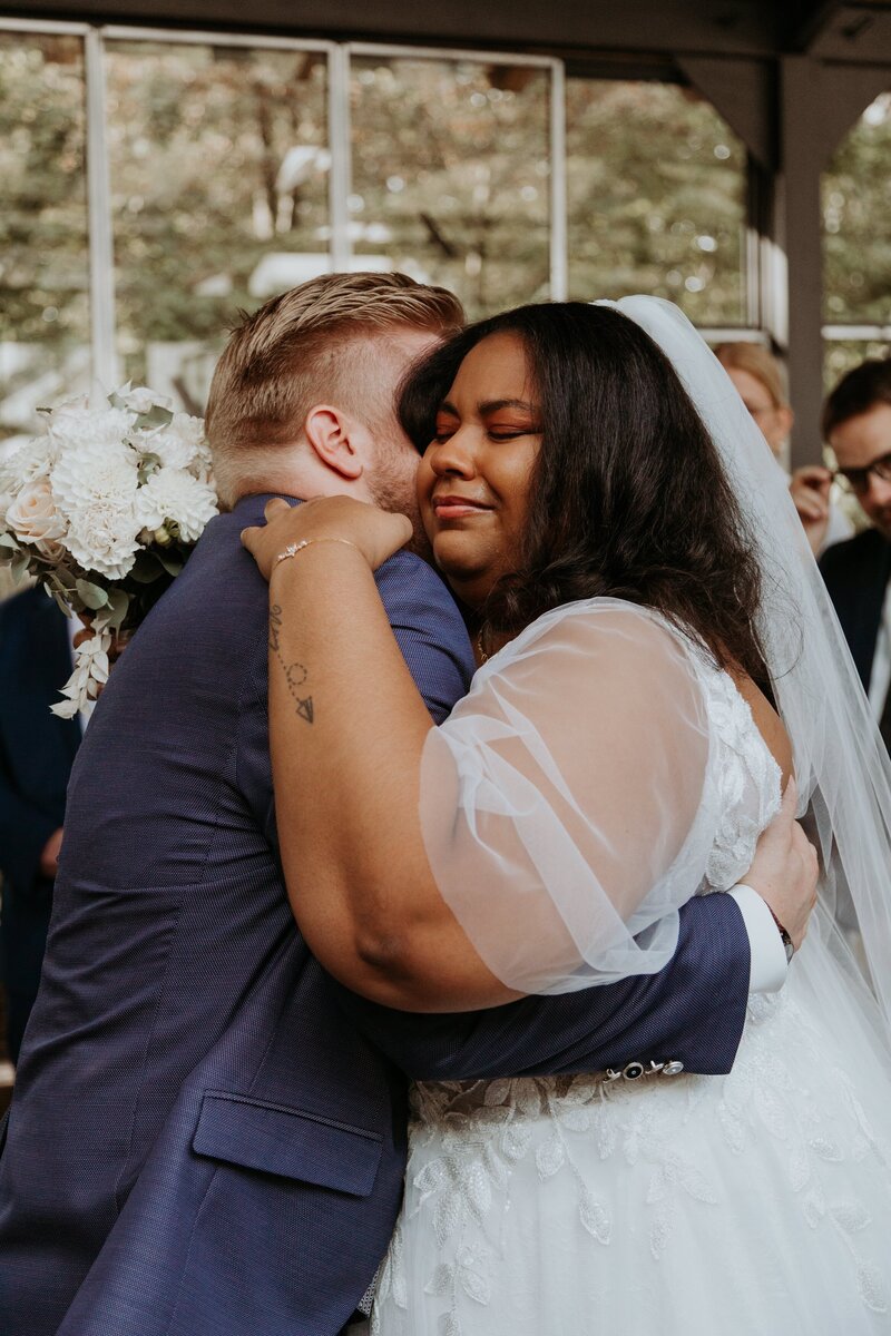 Erste Umarmung bei Hochzeit in Bergisch Gladbach in der Diepeschrather Mühle