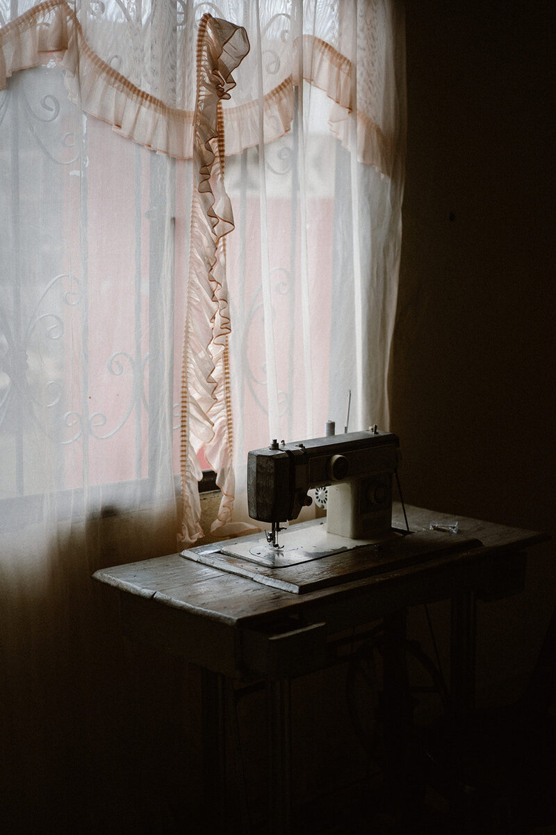 een naaitafel bij het raam in de sloppenwijken van colombia