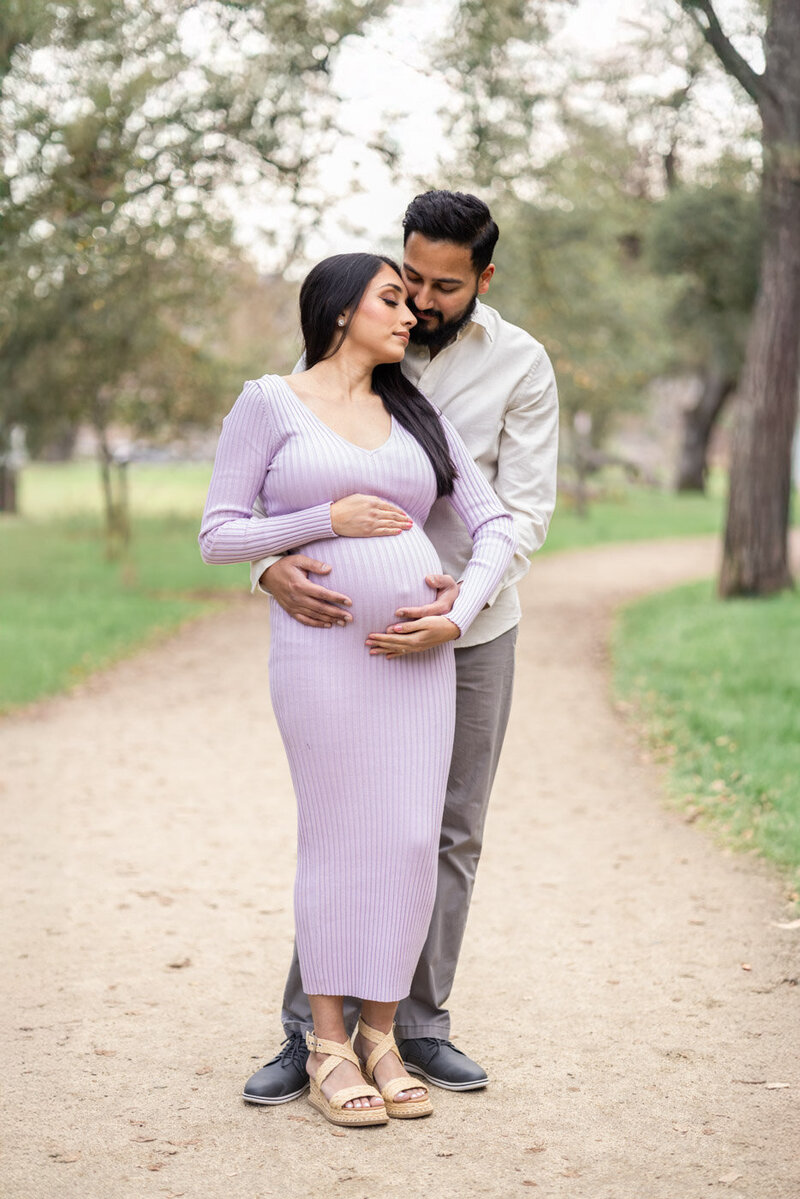 couple-hugging-pregnancy-photoshoot-loving-oak-grove