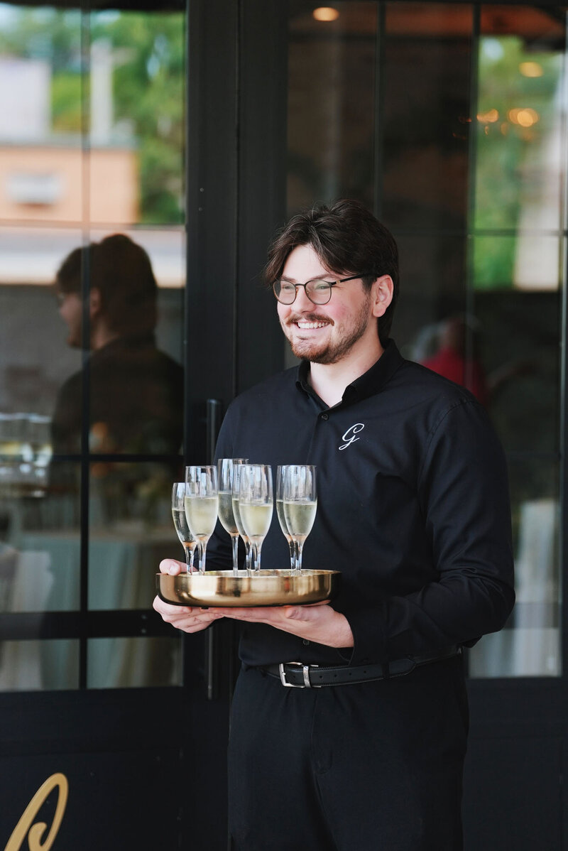 passed-appetizers-at-a-unique-wedding-venue-in-st-louis-2