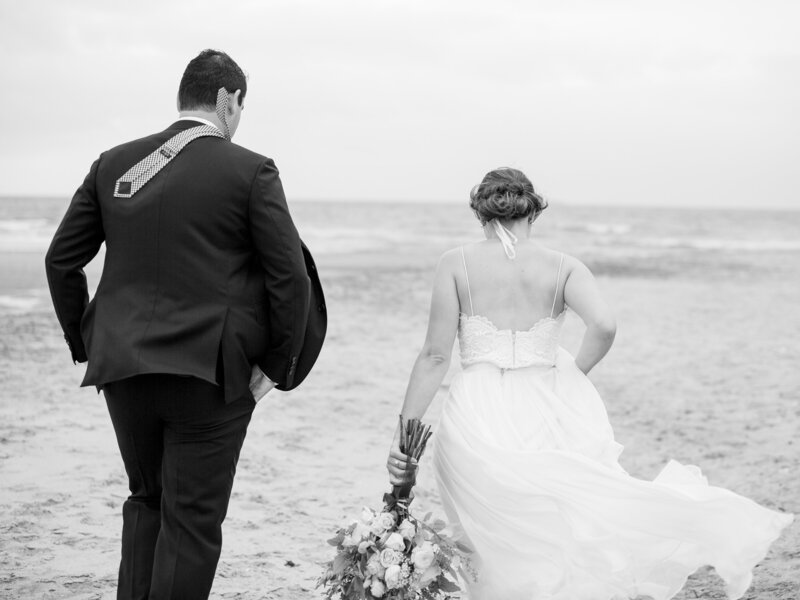 bride-groom-walk-on-beach