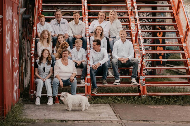 Creatieve portretshoot bij graffitiwand NDSM Amsterdam-Noord.