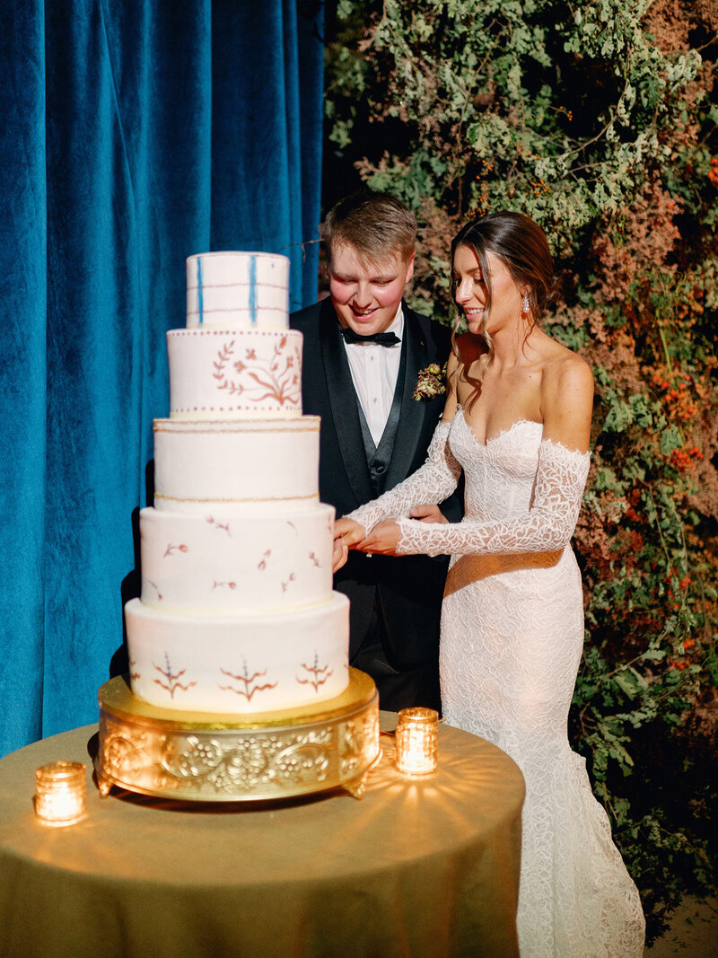 Autumn-Maximalist-Wedding-with-rich-tones-blue-velvet-draping-Ashley-Ludaescher-Photography-Vanessa-Noel-Events-0114