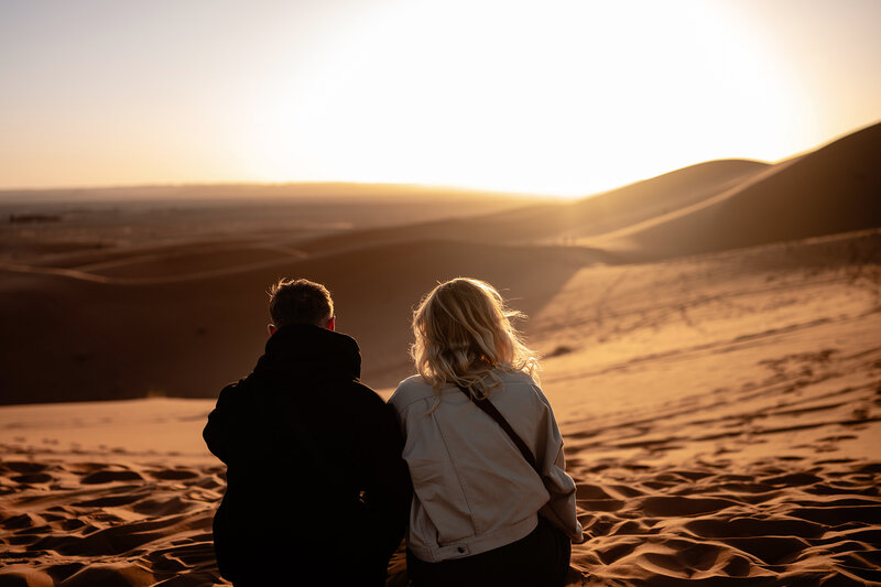 fotograaf met vriend in woestijn in marokko