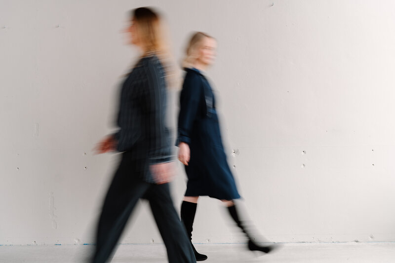 Studio Nijenhuis, Bladkamer, Ruchama Nijenhuis, Serah Nijenhuis lopen langs