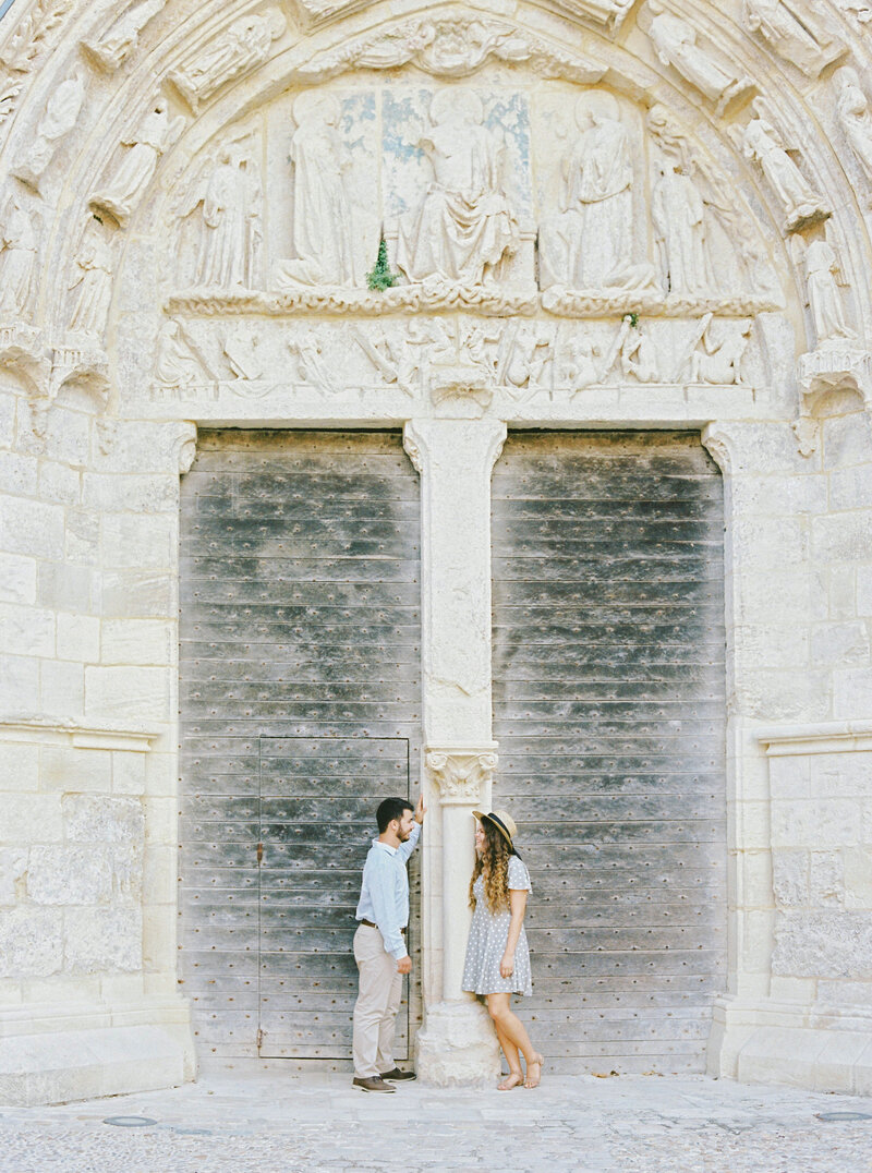 Couple devant la porte, architecture, St Emilion, Aquitaine