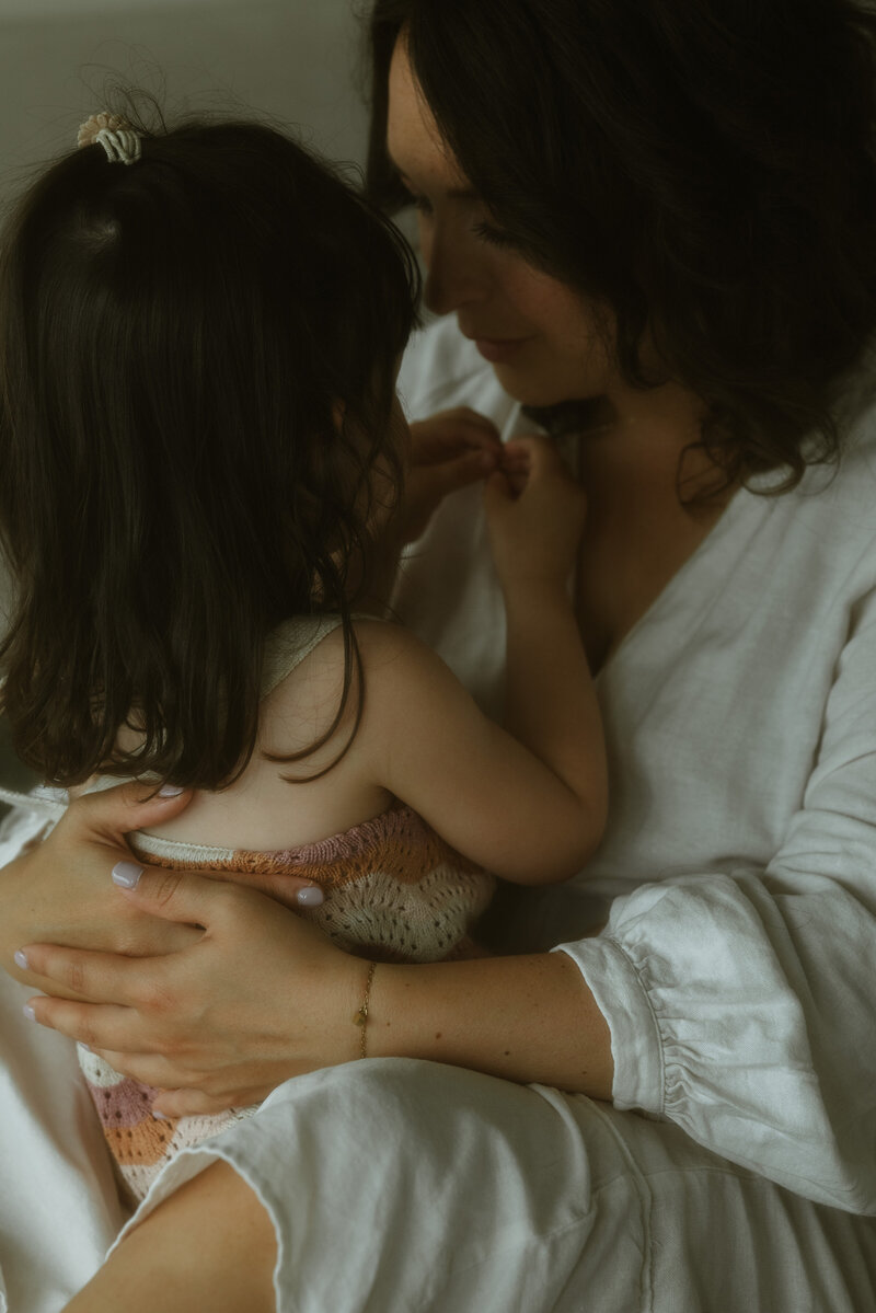 Fotograaf Herentals, intiem, mama, dochter, authentiek, moody, gezin, mommy and me-6