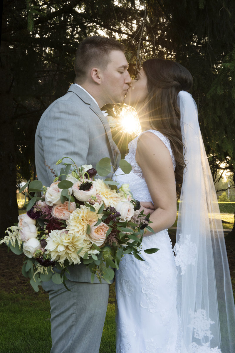 JandDstudio-colonial-golf-and-tennis-club-harrisburg-wedding-photography-outdoor-brideandgroom-sunset-sunburst (2)