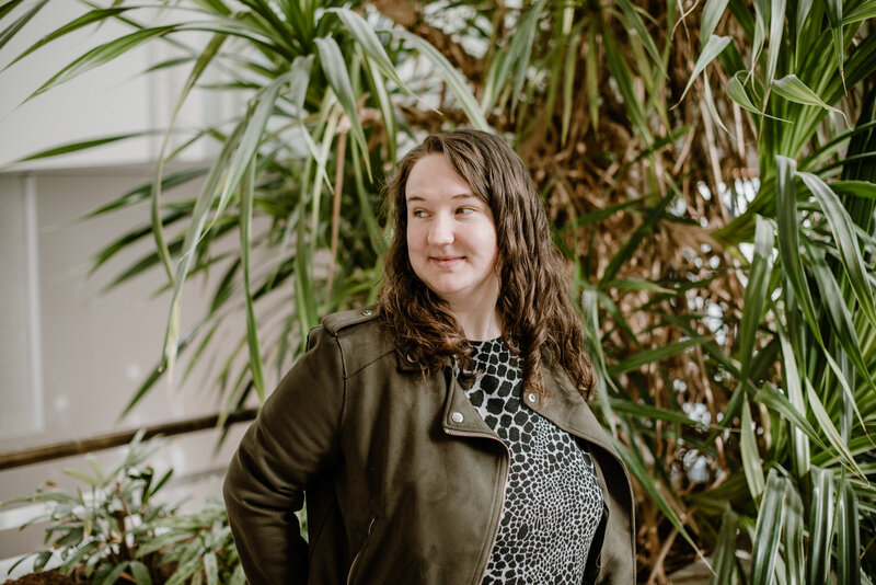 Dyan in een kantoor met veel goen