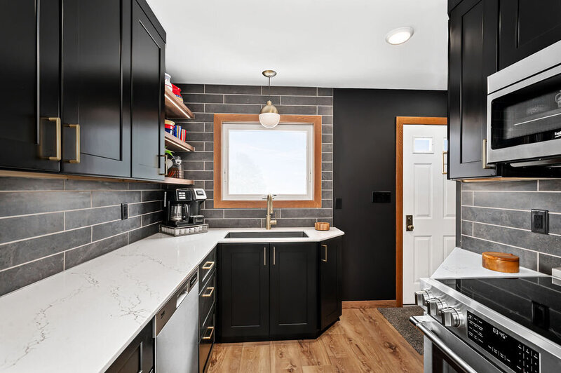 black-moody-kitchen-design-01