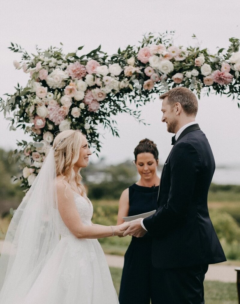 17 Best Tips for a First Time Wedding Officiant (From the Pros!) - Swoon  Union