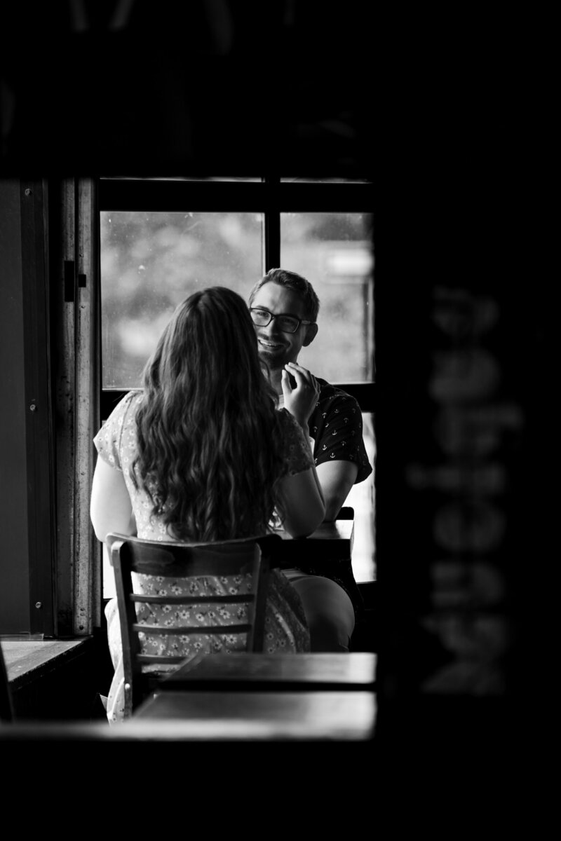 Couple dans un bar de Montréal - Photographe de fiançailles de Montréal