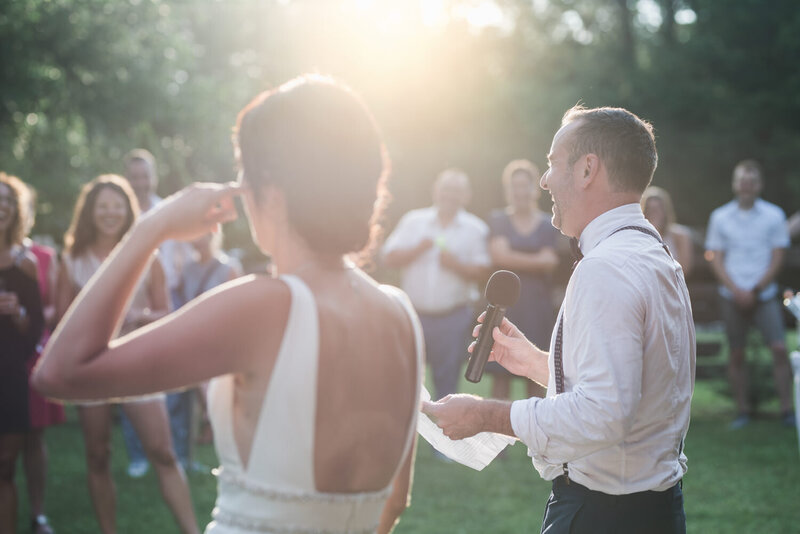 Le marié fait vibrer les convives avec un discours plein d’humour lors d’un mariage sous chapiteau dans Lanaudière, moment vibrant et authentique capturé dans une ambiance conviviale et festive