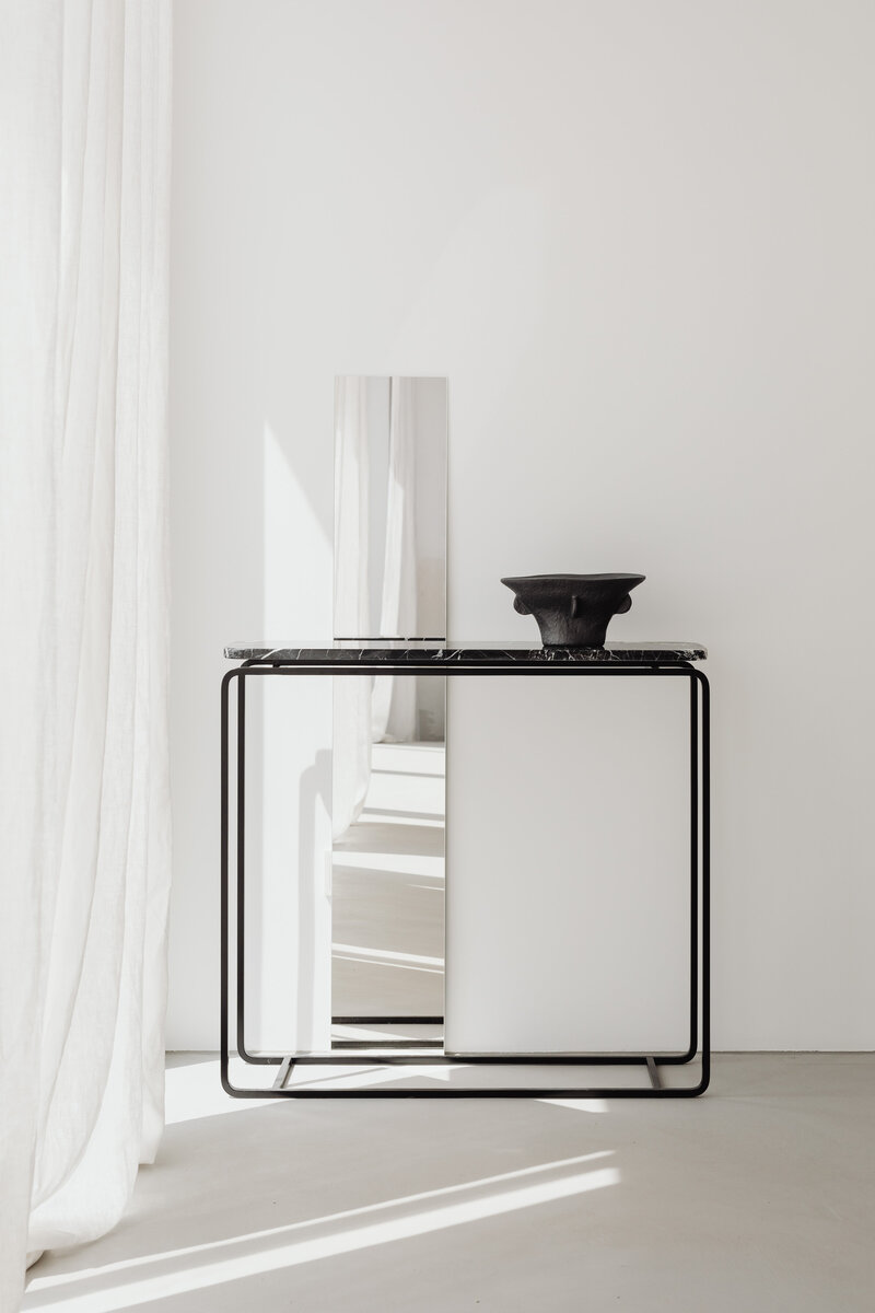 kaboompics_black-ceramic-vase-mirror-black-nero-marquina-marble-console-27307