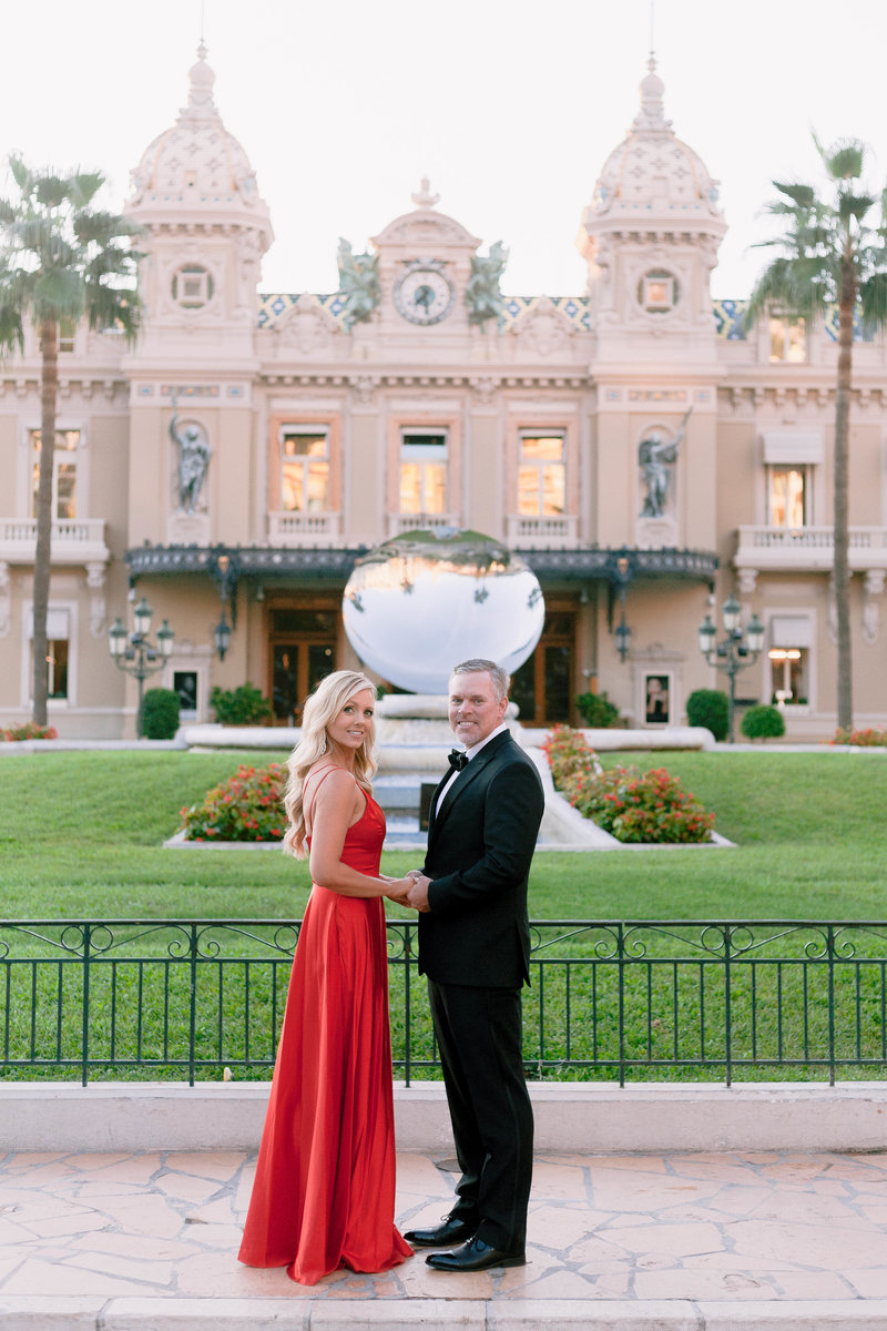 couple posing for a photoshoot in front of casino de monaco for a photoshoot wedding in monaco