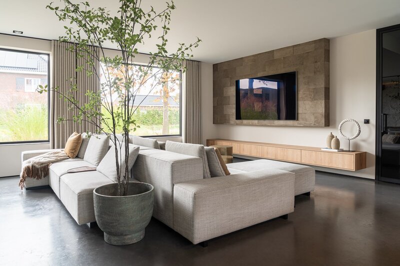 en op maat gemaakte kast, zorgvuldig ingericht met stijlvolle accessoires. Ontworpen door Chrissy Interiors om zowel functionaliteit als esthetiek te combineren in luxe interieurs.