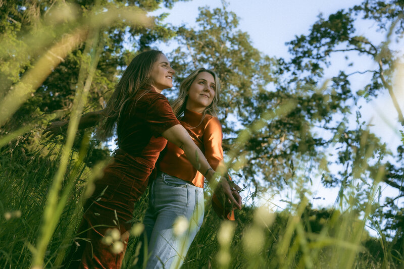 Couple embracing in a field on Vancouver Island, captured by Rae Terrillon Photography