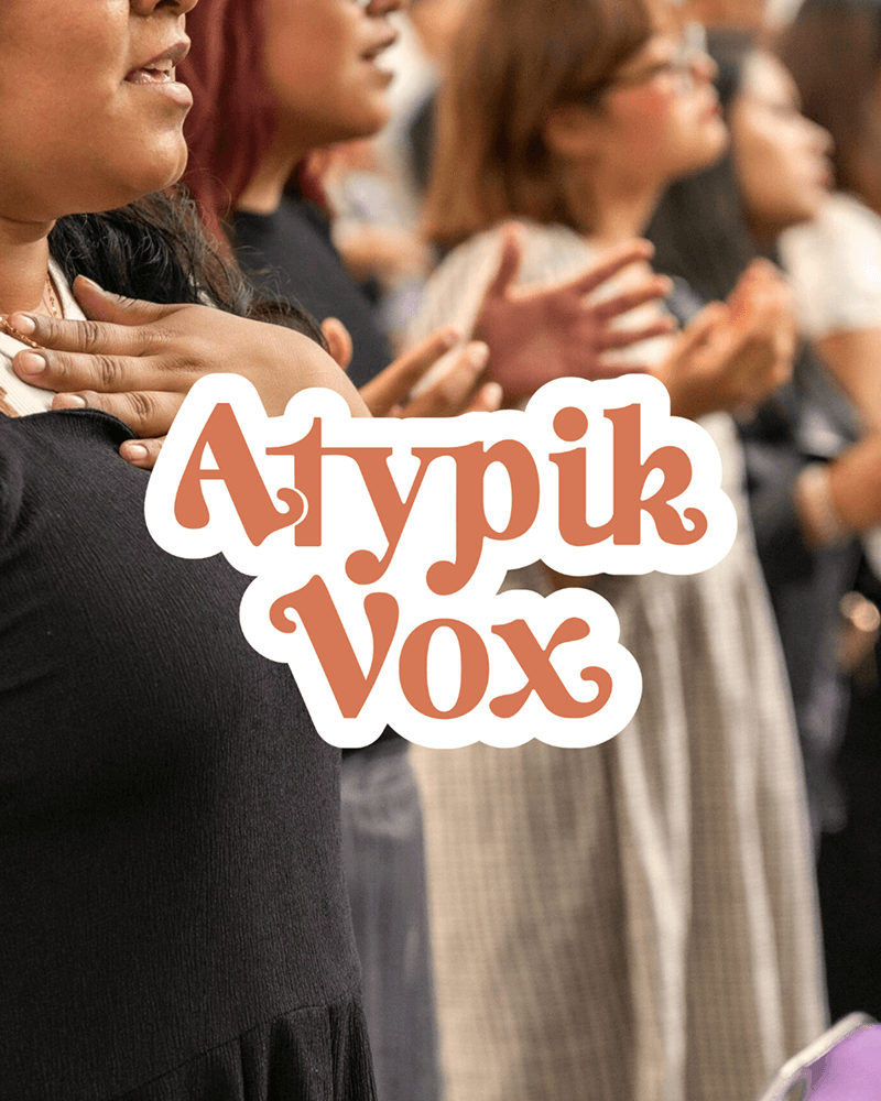 Maquette créée par Fenicia Studio pour l'identité visuelle d'une organisation proposant des ateliers de chants inclusifs. Elle représente le logo sur fond d'une chorale.