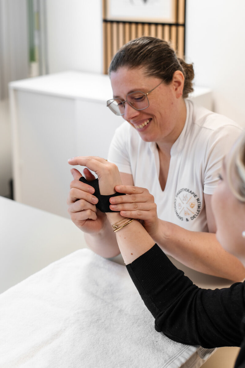 Ergotherapeut geeft uitleg over handspalk aan cliënt
