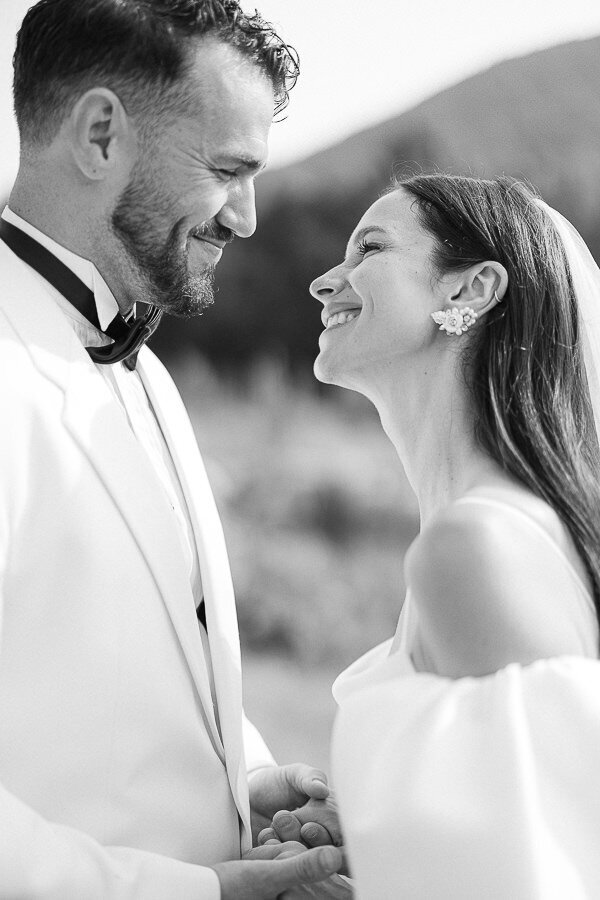 Un couple d'amoureux et nouvellement marié se regarde dans les yeux avec passion.